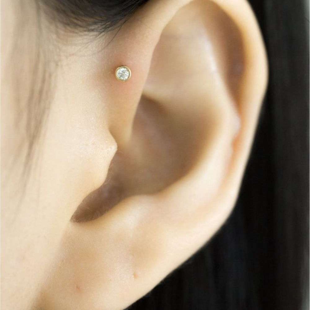 Piercing Labret din Aur 14K, cu Piatra CZ de 2.5mm, cu Prindere Filet Intern si Spate Plat, ideal pentru buza, tragus, helix - 1 | YEO