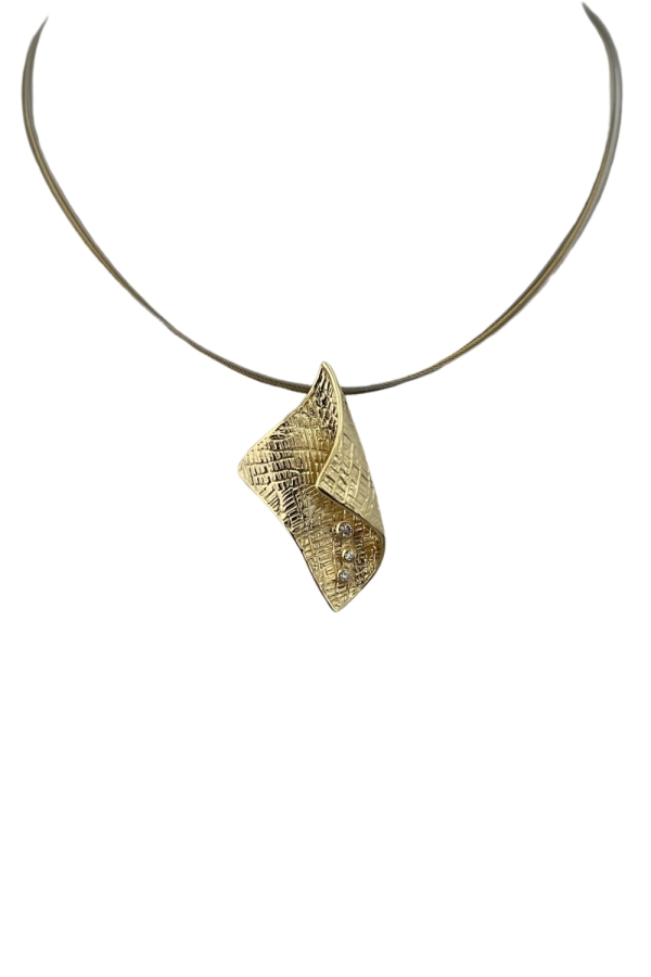 Pandantiv din Aur 14K cu Diamant – Design Unic Pliat, Leoni Cedar