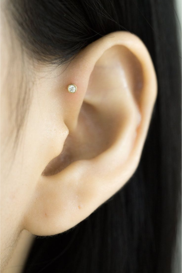 Piercing Labret din Aur 14K, cu Piatra CZ de 2.5mm, cu Prindere Filet Intern si Spate Plat, ideal pentru buza, tragus, helix