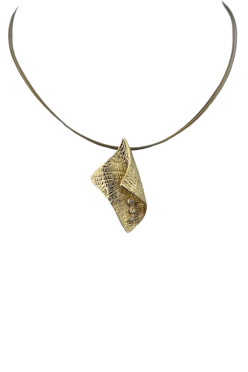 Pandantiv din Aur 14K cu Diamant – Design Unic Pliat, Leoni Cedar